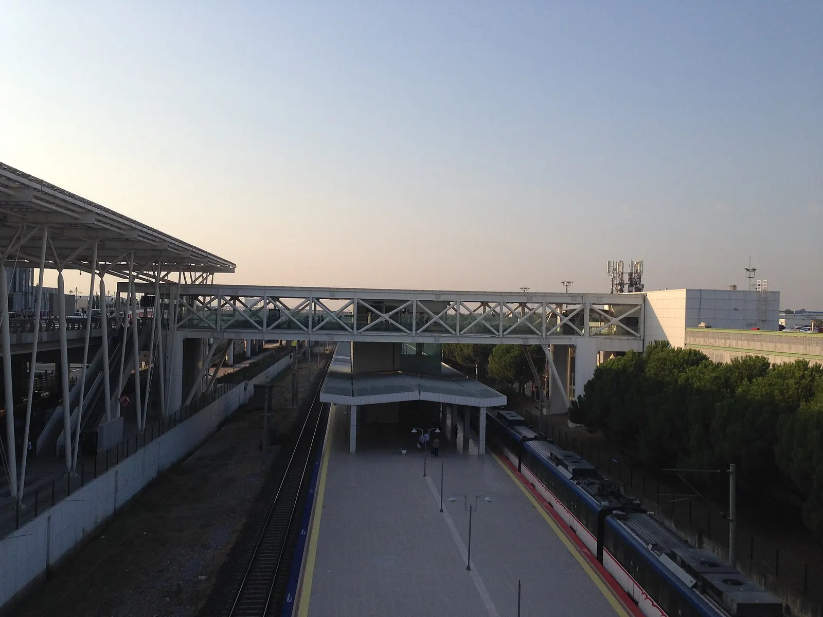 A southbound IZBAN commuter train at Adnan Menderes Airport station.