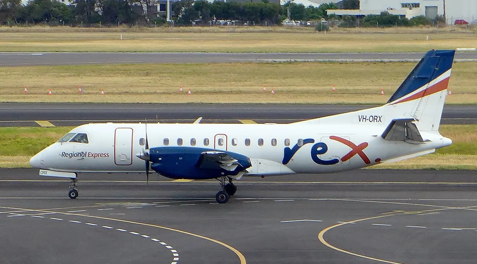 Regional Express Saab 340B VH-ORX taxiing to the terminal at Adelaide Airport (ADL/YPAD), South Australia, at the end of a flight from Ceduna (CED/YCDU) as ZL4135 – photo taken from inside the terminal