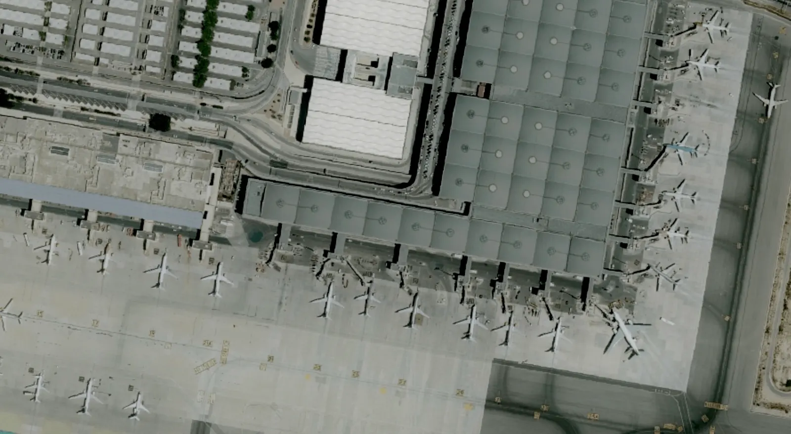 Busy apron and Terminal N at Alicante-Elche Airport