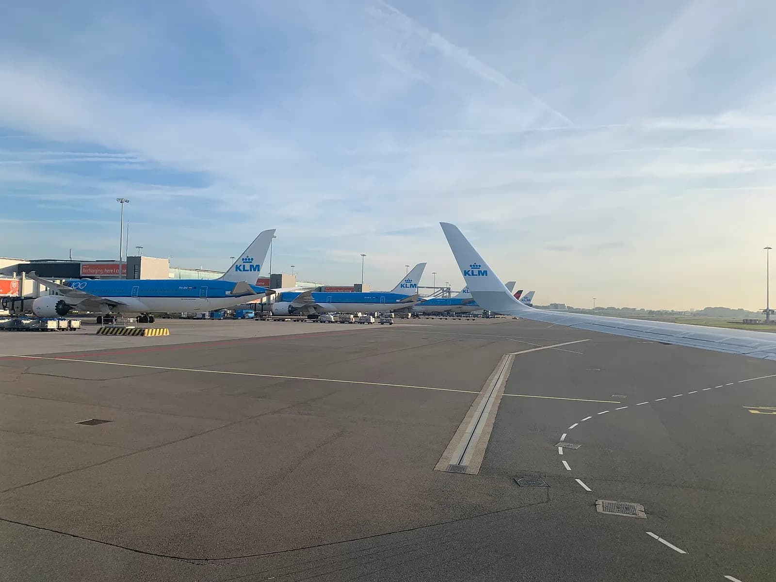 ​史基普機場停機坪一景。