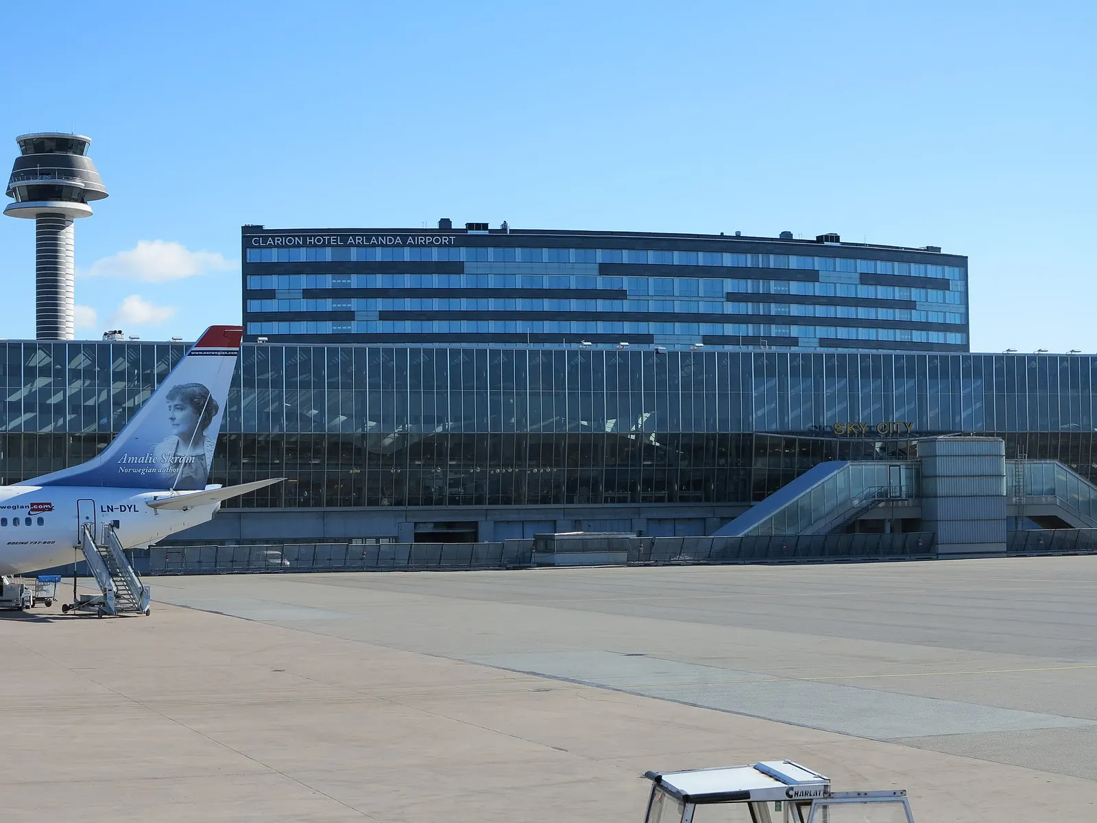 SkyCity shopping and services complex at Arlanda, a multi-story building between the passenger terminals.