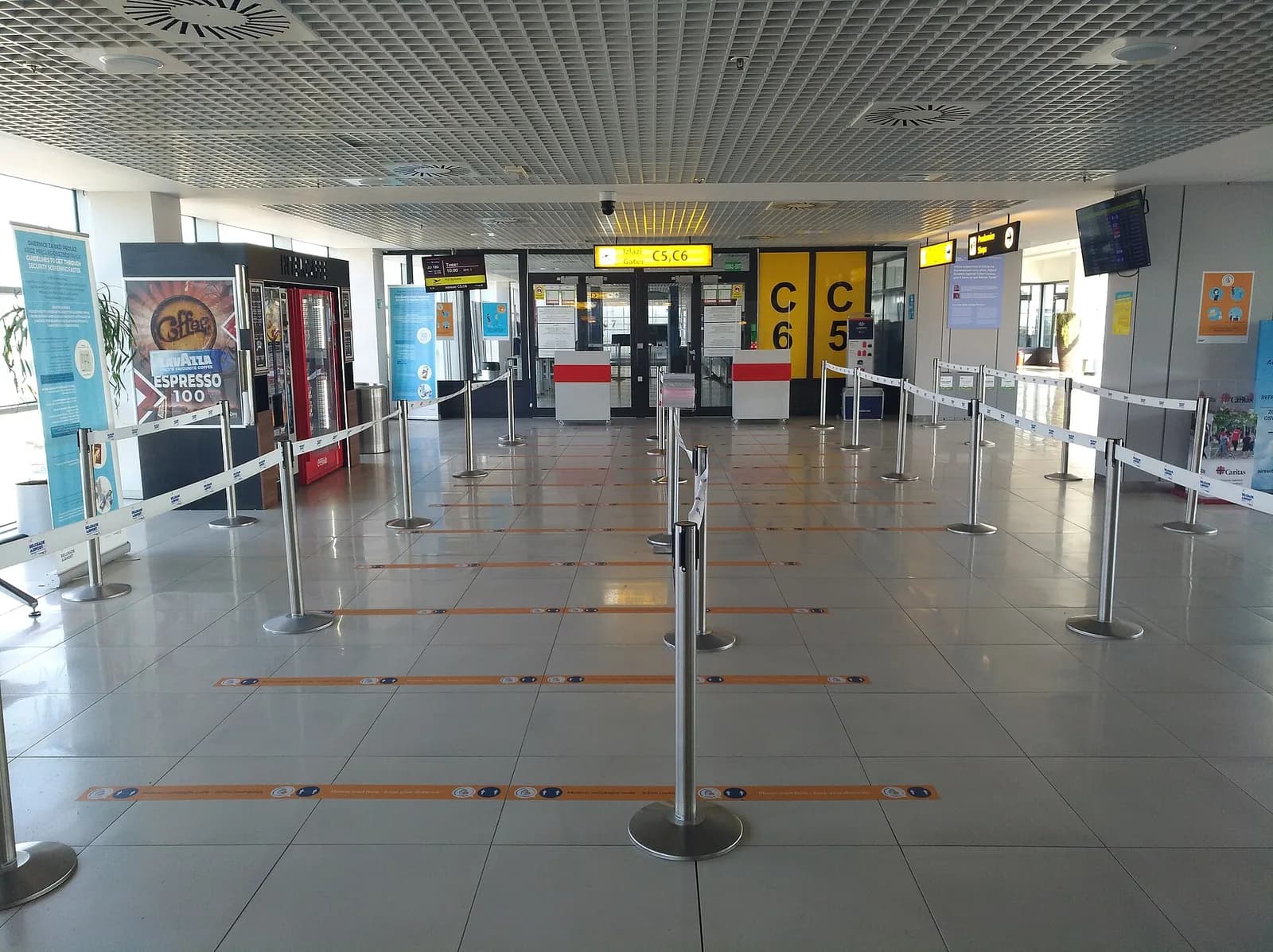 Portes C5 et C6 de l'aéroport Nikola Tesla de Belgrade, en Serbie.