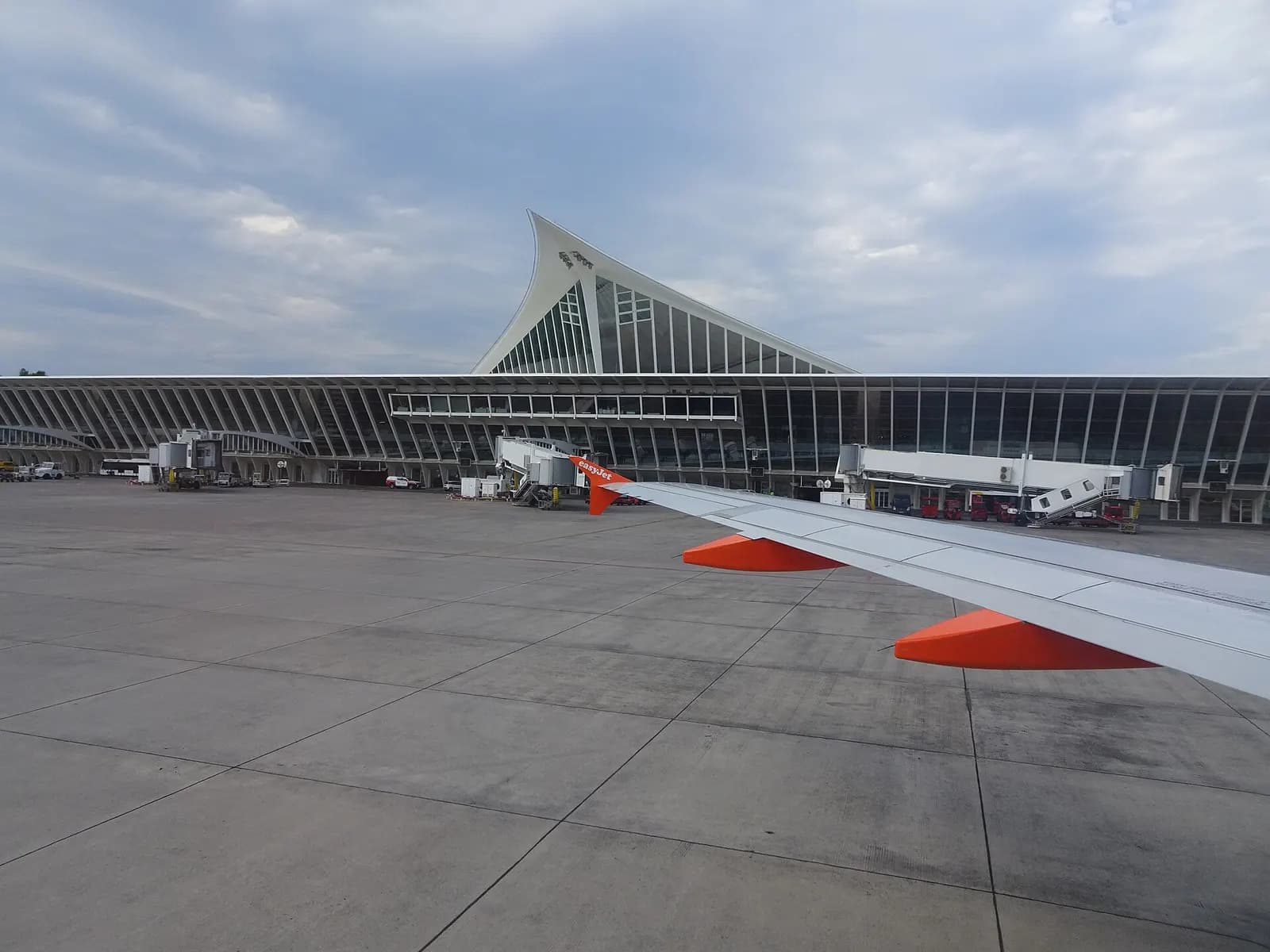 Bilbao Airport apron and terminal context
