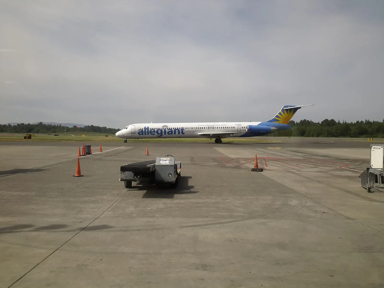 Allegiant Air MD-83 N406NV at Bellingham International Airport in 2015. Aircraft bound for Mesa Airport in Phoenix.
