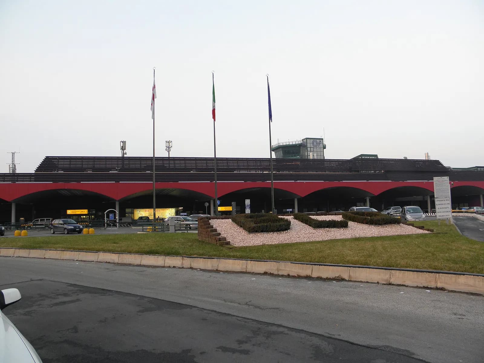 Upper level of the Bologna Guglielmo Marconi passenger terminal with seating and windows