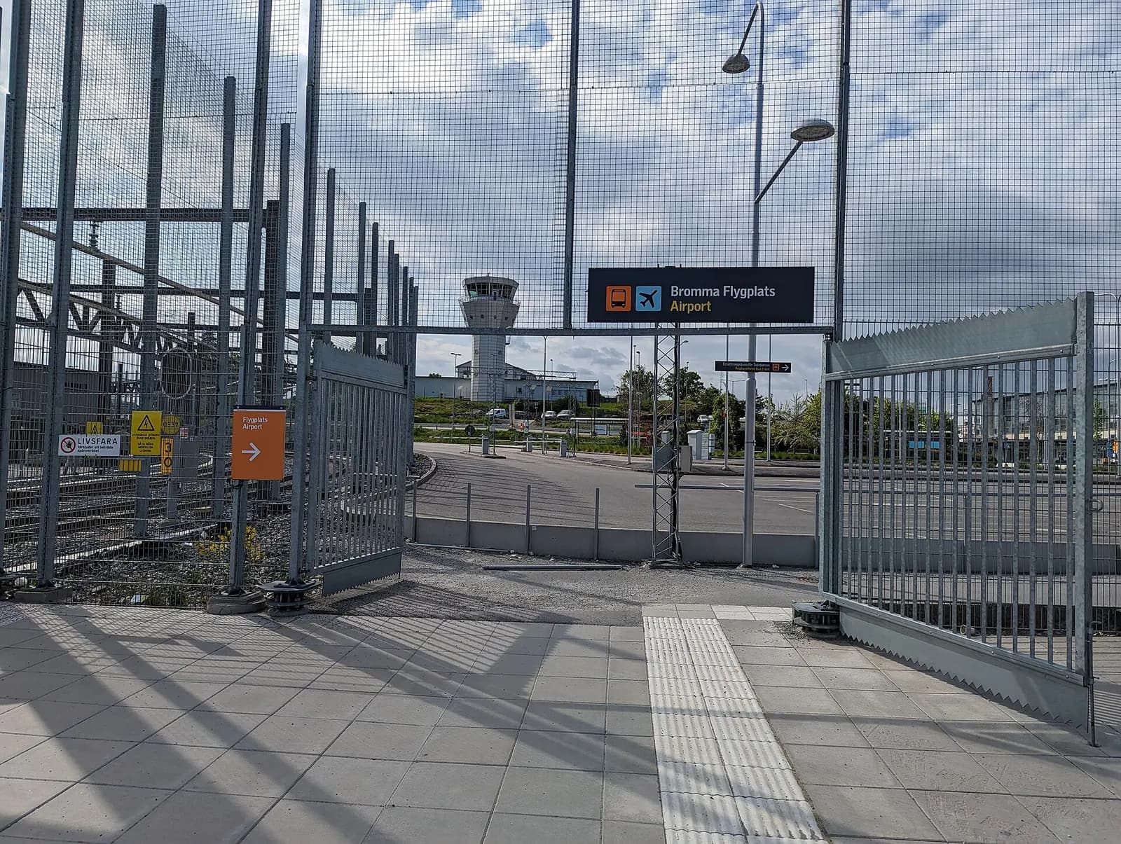 Utgång från Bromma Flygplats-hållplatsen för tvärbanan till flygplatsen.