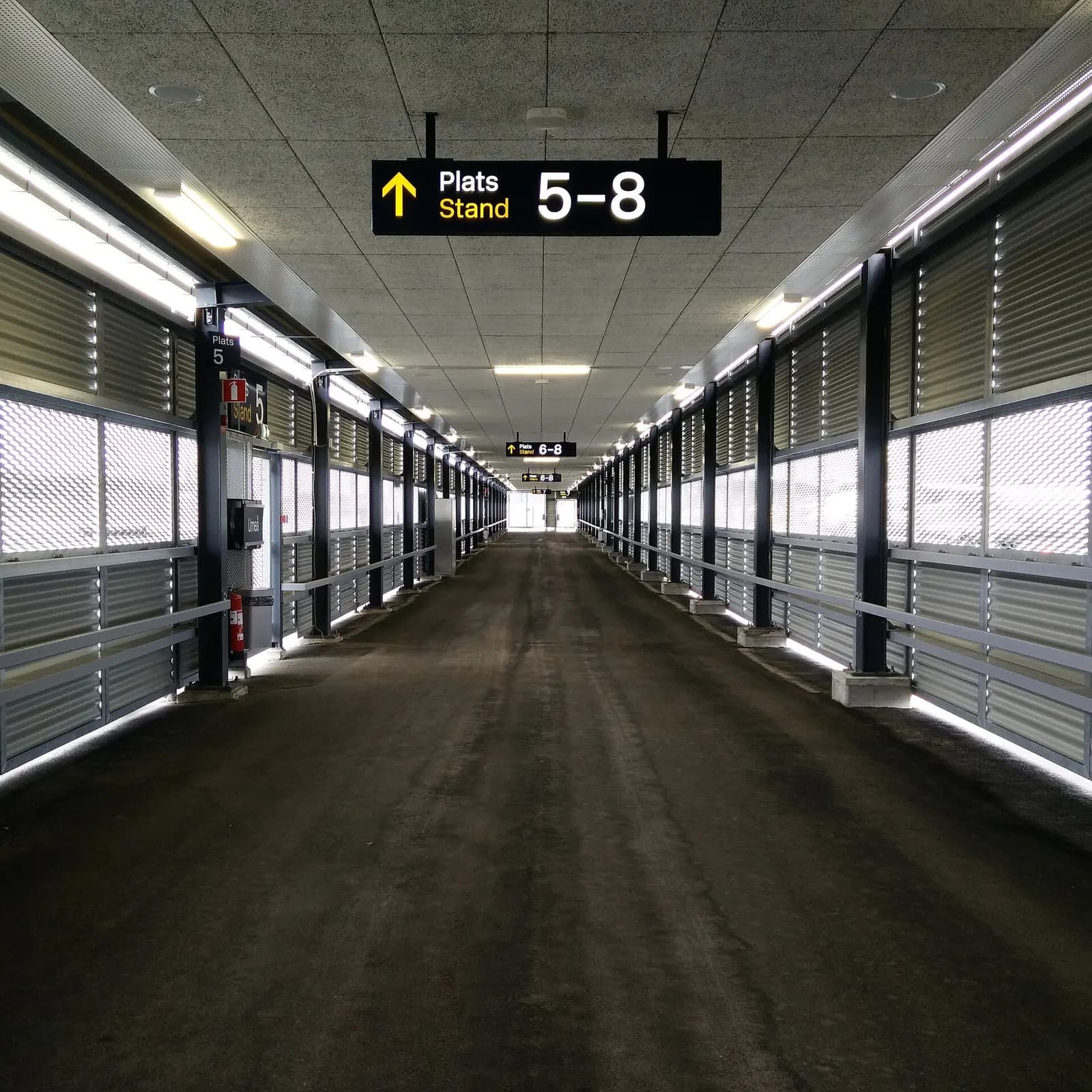 Korridor från planet in mot Bromma flygplats huvudbyggnad.