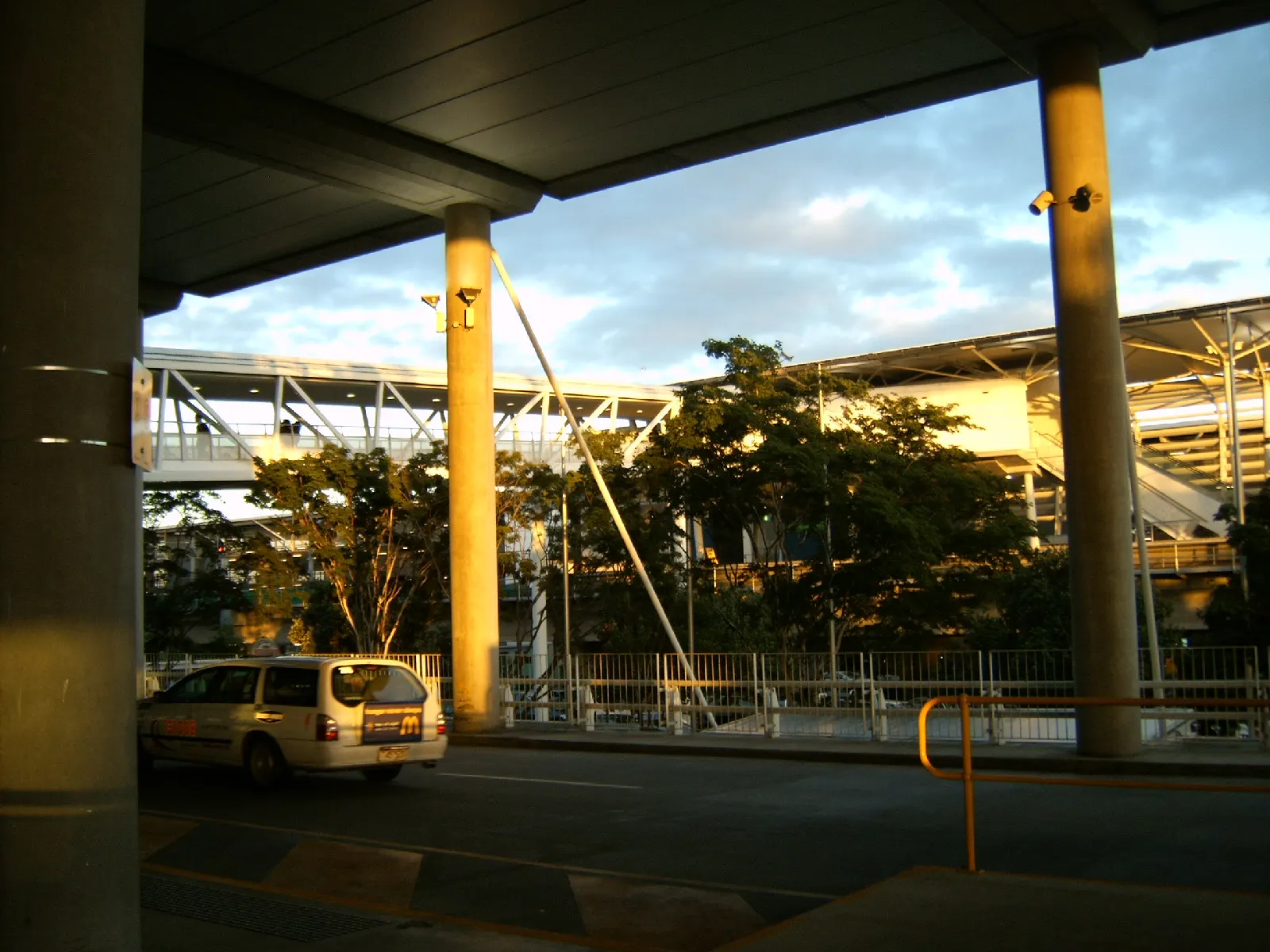 Gateway between Brisbane International Airport, International Terminal and Airtrain Station