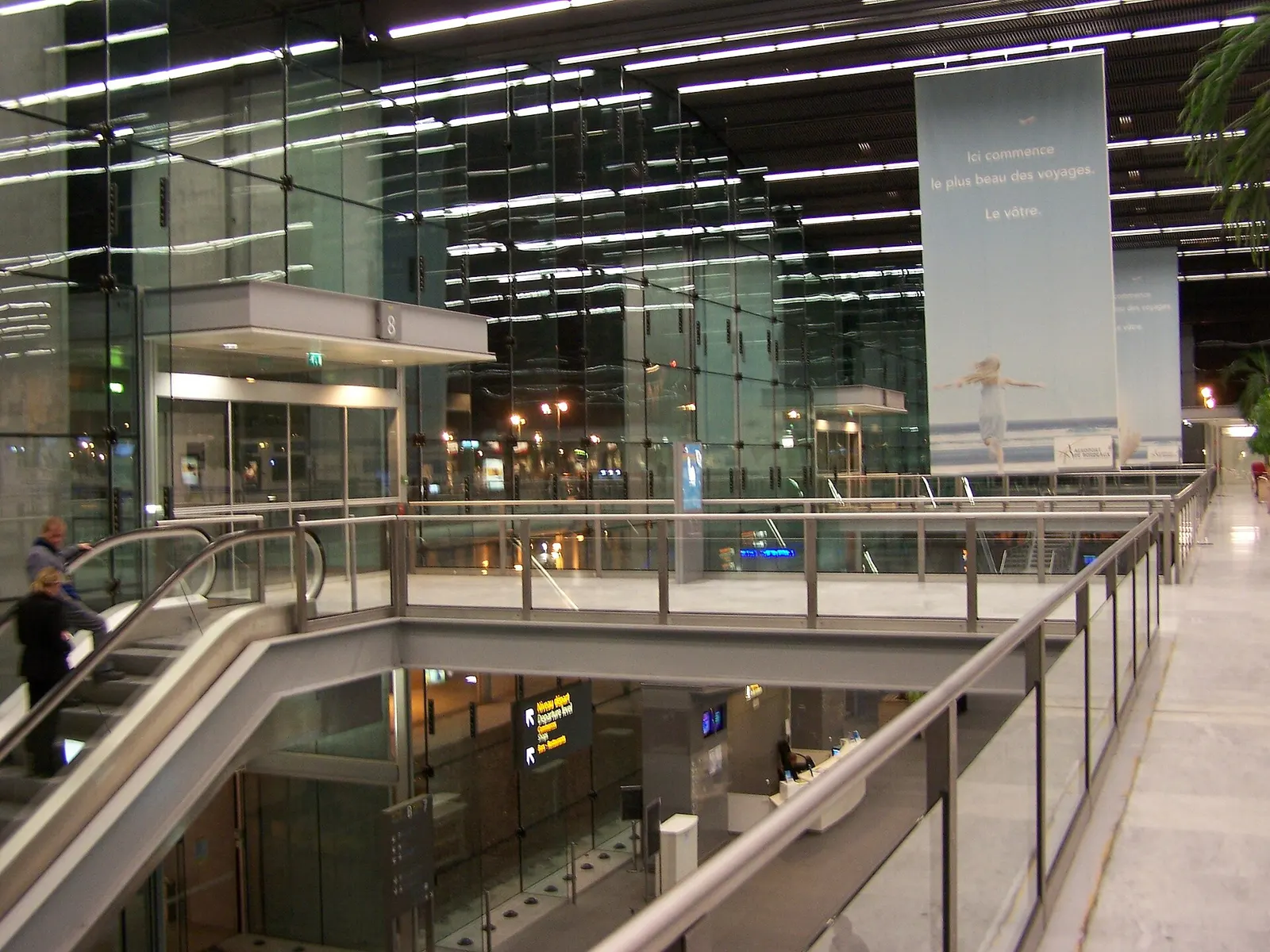 Hall B terminal interior at Bordeaux-Mérignac Airport