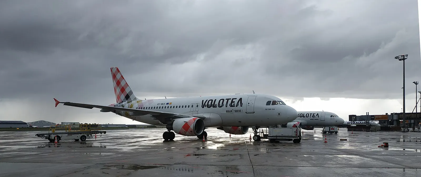 Volotea aircraft at Bordeaux-Mérignac Airport