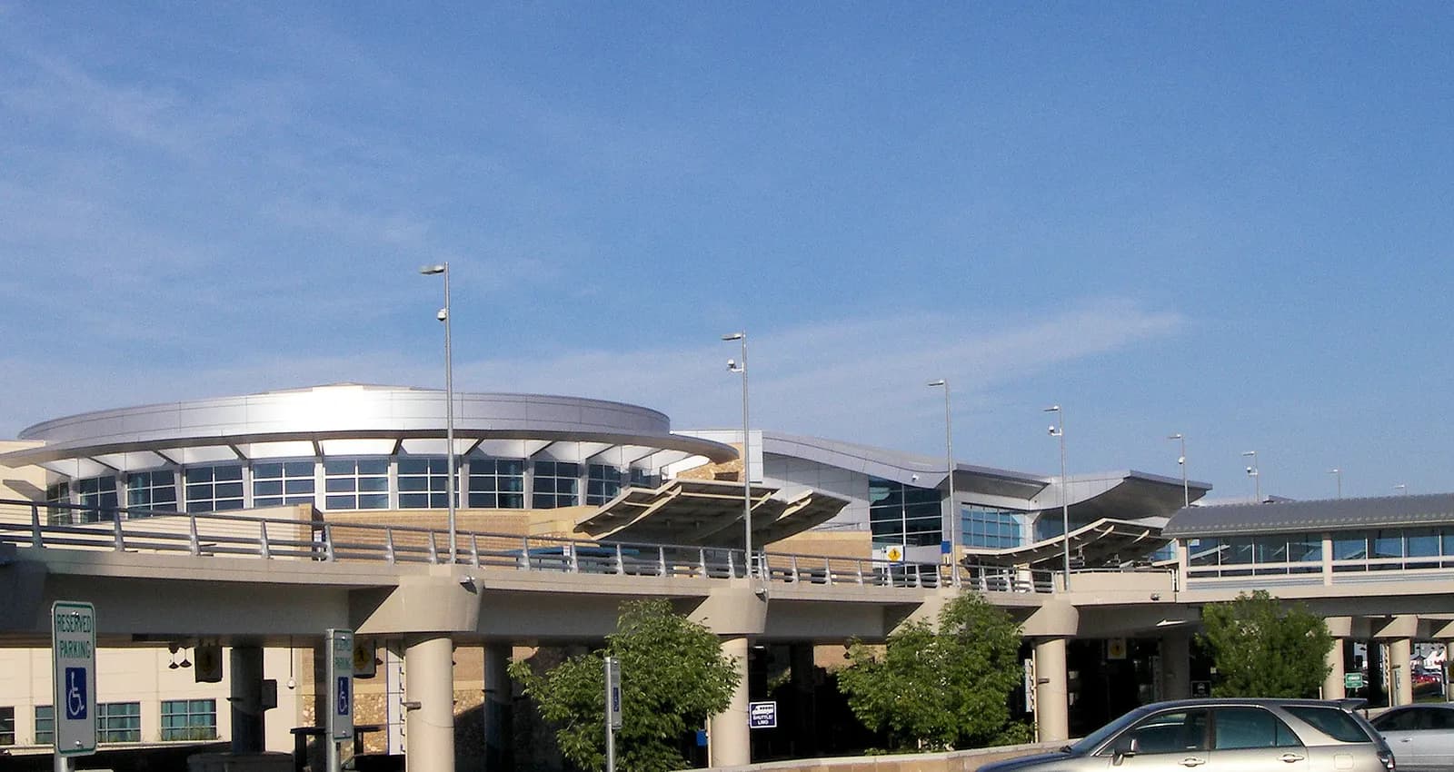 Boise Airport passenger terminal and elevated departures roadway, photographed in 2009.