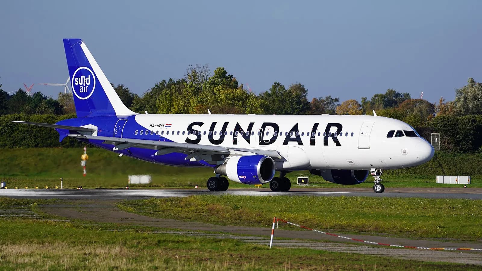 Der für Sundair betriebene Airbus A320-214 der Fluggesellschaft Fly Air41 Airways mit dem Kennzeichen 9A-IRM startet auf dem Flughafen Bremen zu einem Flug nach Iraklio/Heraklion.