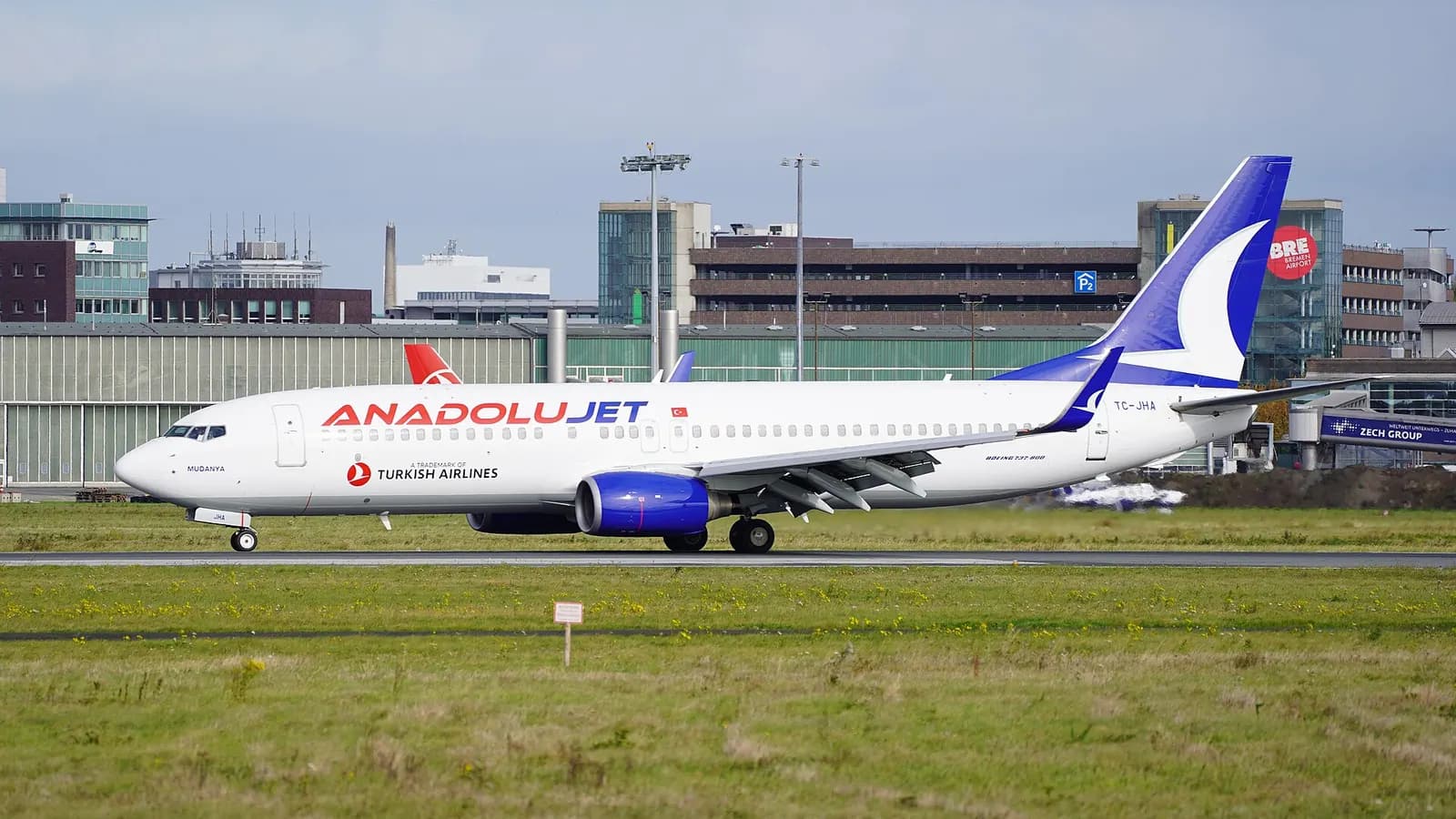 Die Boeing 737-8F2(WL) der Fluggesellschaft AnadoluJet mit dem Kennzeichen TC-JHA landet auf dem Flughafen Bremen. Das Flugzeug führte einen Flug von Antalya nach Bremen durch.