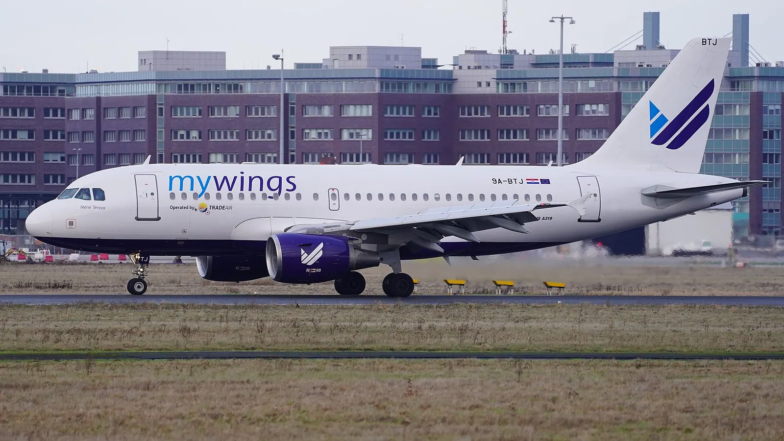 Der für MyWings betriebene Airbus A319-112 der Fluggesellschaft Trade Air mit dem Kennzeichen 9A-BTJ landet auf dem Flughafen Bremen. Das Flugzeug führte einen Flug von Pristina nach Bremen durch.