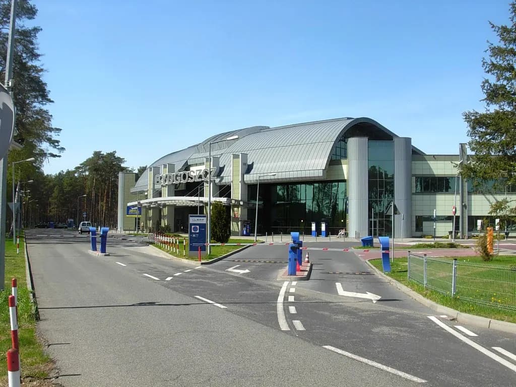 Bydgoszcz Airport terminal frontage and curb approach