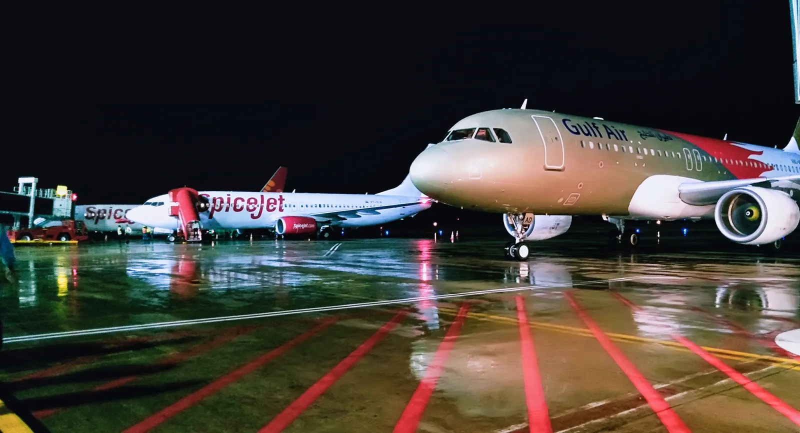 Night apron at Calicut International Airport with Gulf Air and SpiceJet aircraft