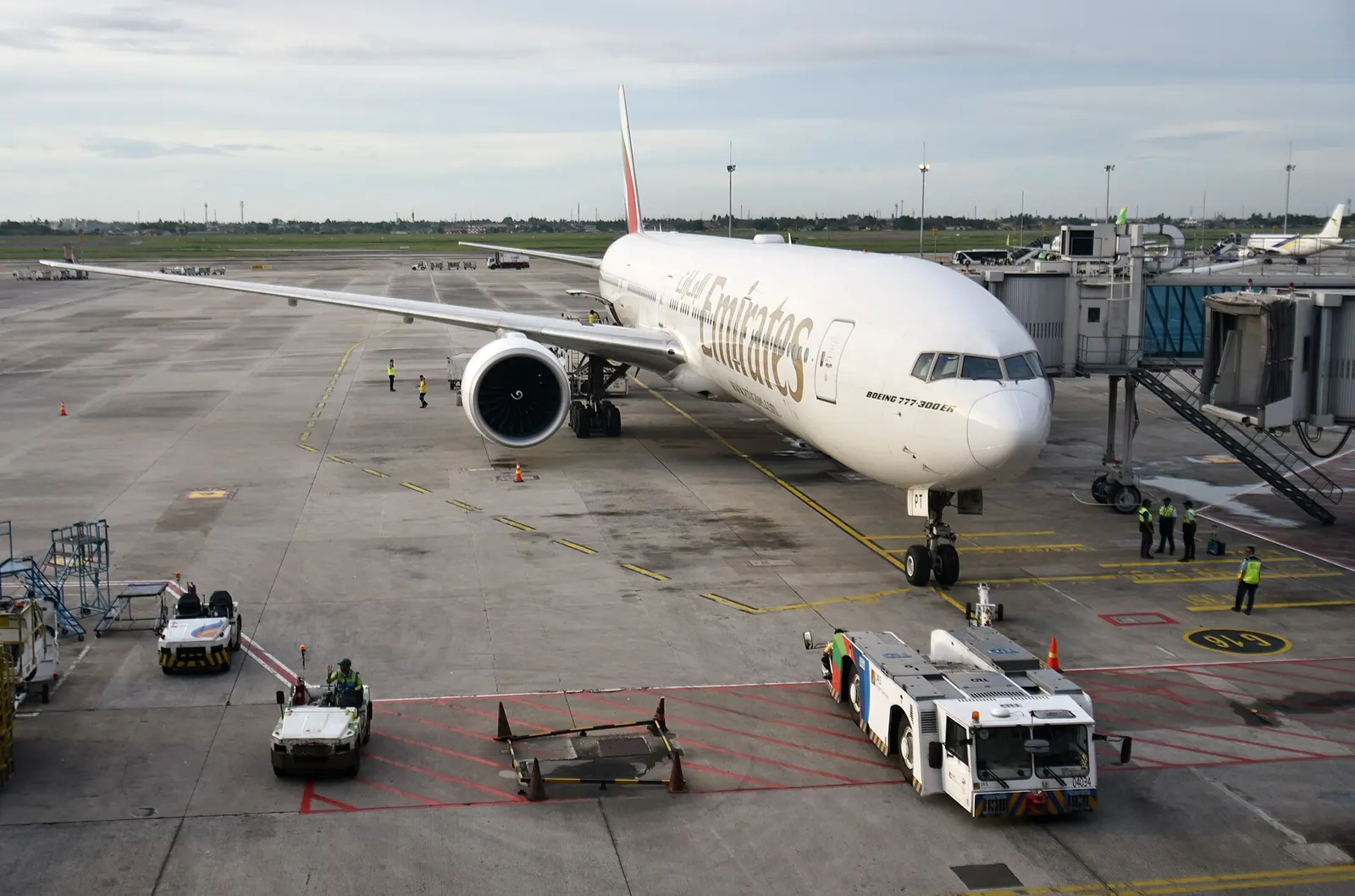 Emirates Boeing 777-31H(ER) A6-EPT pausing at Terminal 3, Soekarno–Hatta International Airport (CGK/WIII) near Jakarta, Indonesia, between arriving from Dubai International Airport (DXB/OMDB), Dubai, United Arab Emirates, as EK356, and departing for the same airport as EK357