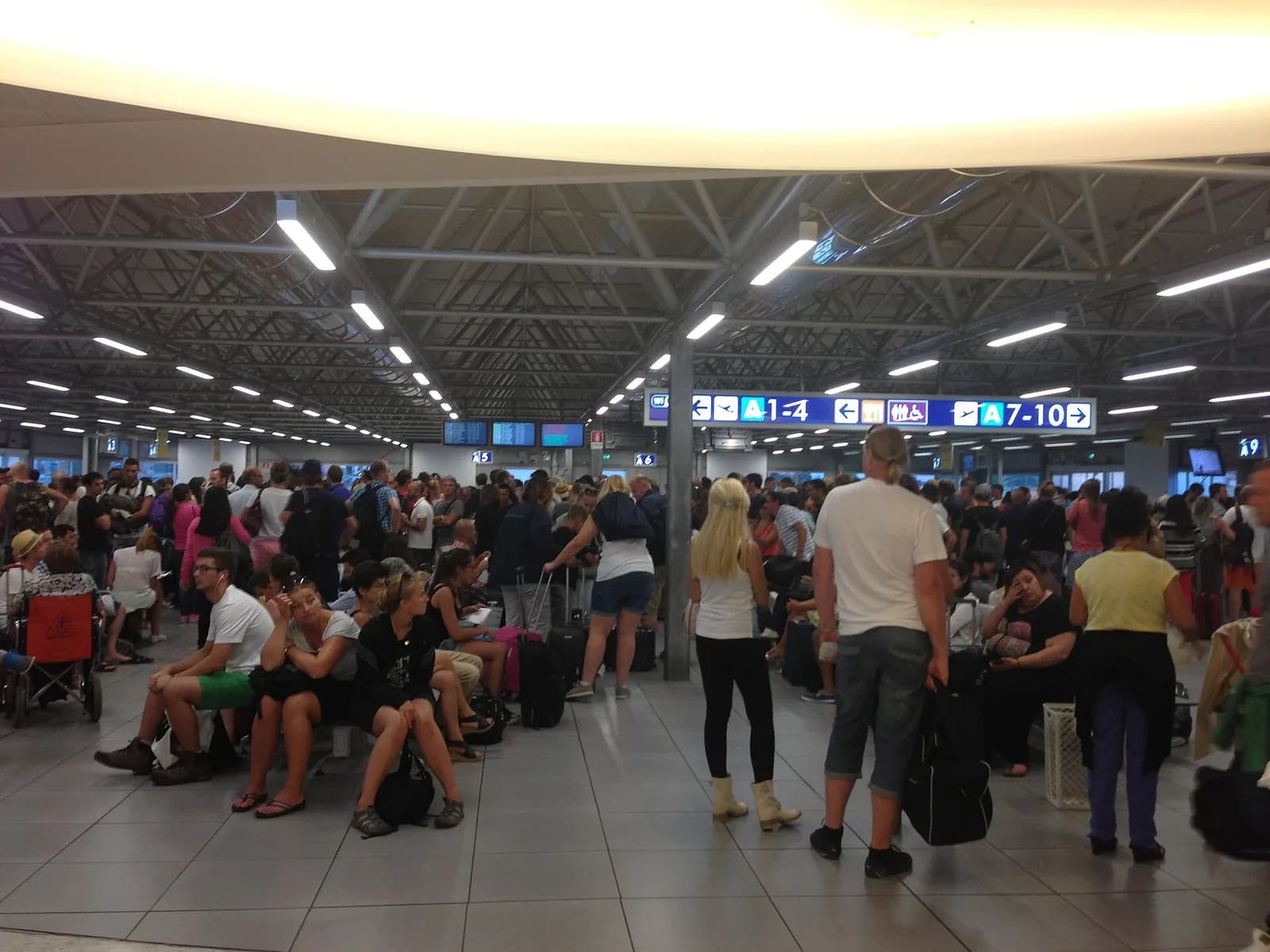 Crowded Ciampino A-gates departure hall