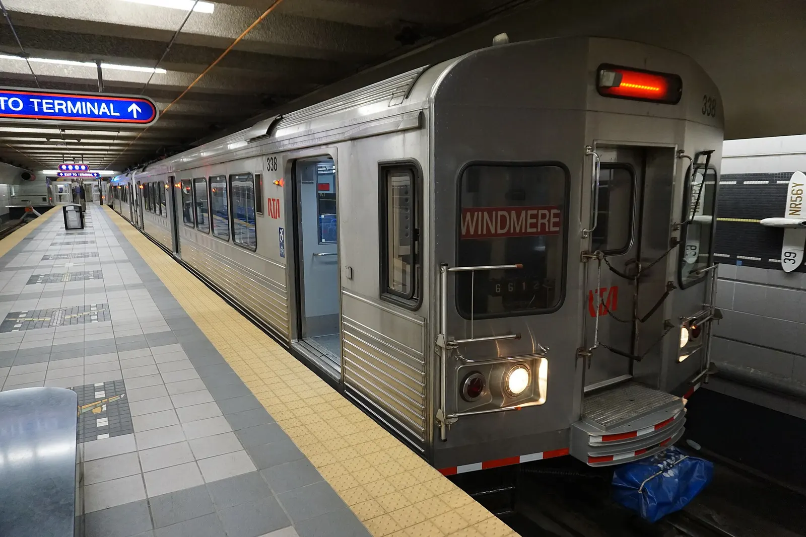 An RTA Red Line train at Cleveland Hopkins International Airport Station in Cleveland , Ohio ( United States ).