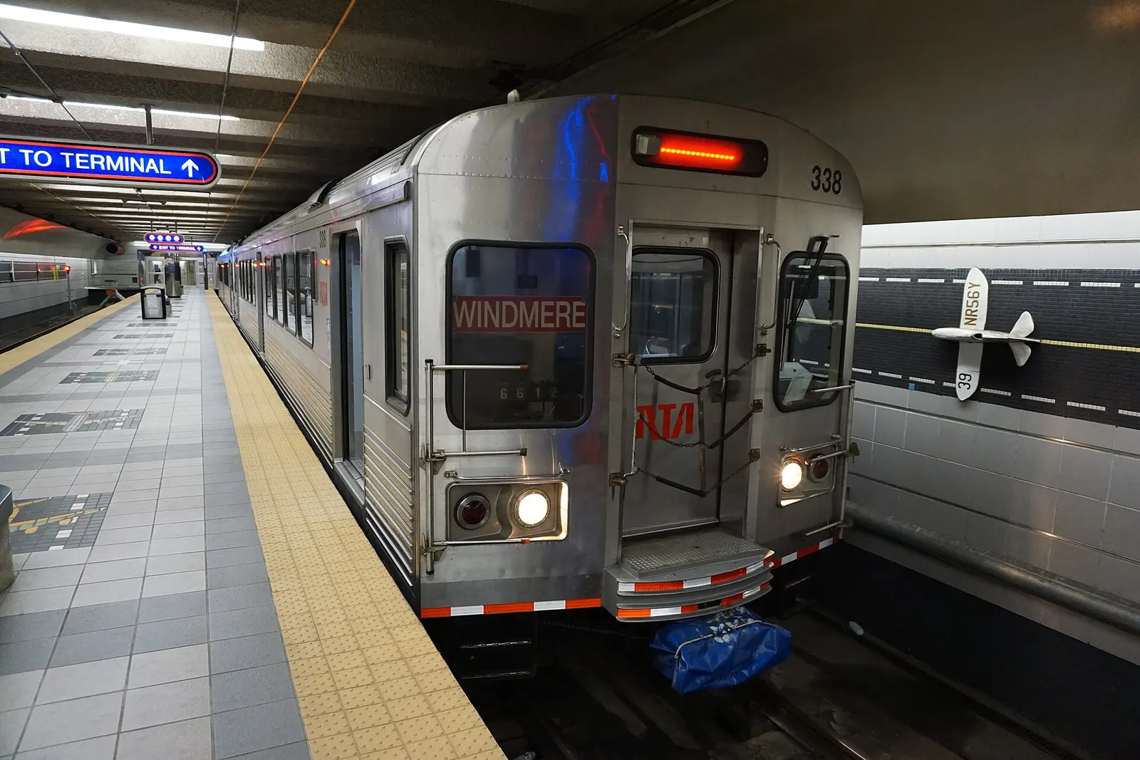 An RTA Red Line train at Cleveland Hopkins International Airport Station in Cleveland , Ohio ( United States ).