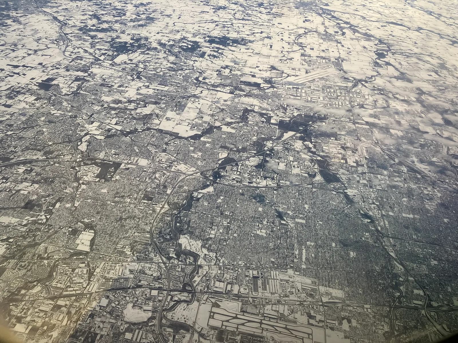 Rickenbacker International Airport (KLCK, top right), Ohio, and John Glenn Columbus International Airport, Ohio (KCMH, bottom)