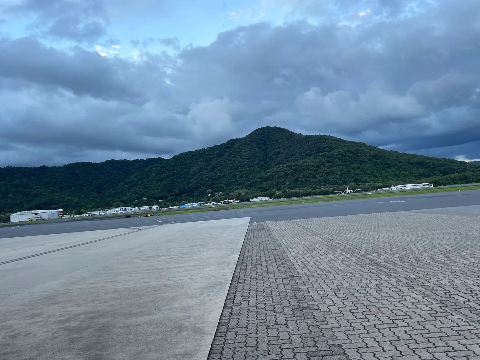 Cairns Airport Domestic Terminal （April 20, 2025, AM06:37） This photo was taken with iPhone 12 Pro