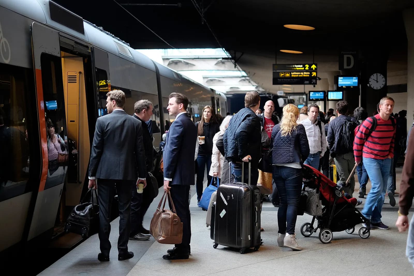 An Øresundståg regional train stopped at Copenhagen Airport station beside the platform.