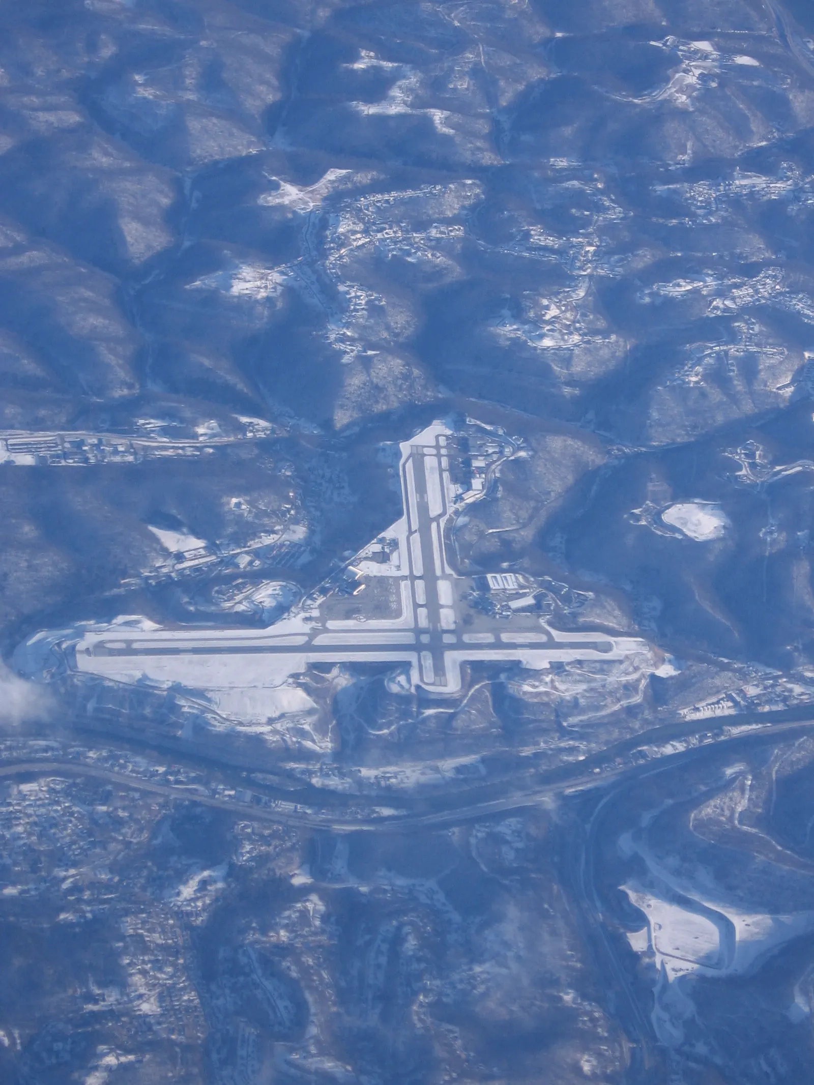 Yeager Airport (CRW) airfield from cruise altitude, January 2009