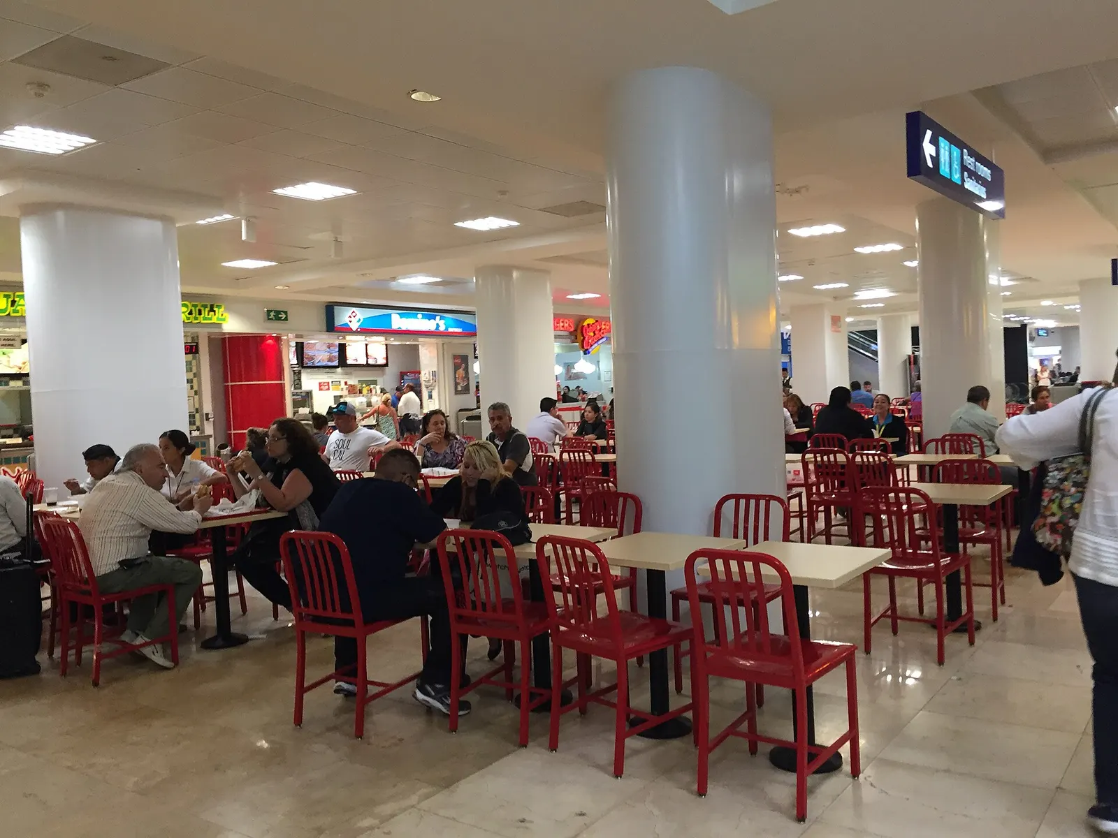 Fast-food restaurants and seating in the dining area of Sala B in Terminal 2.