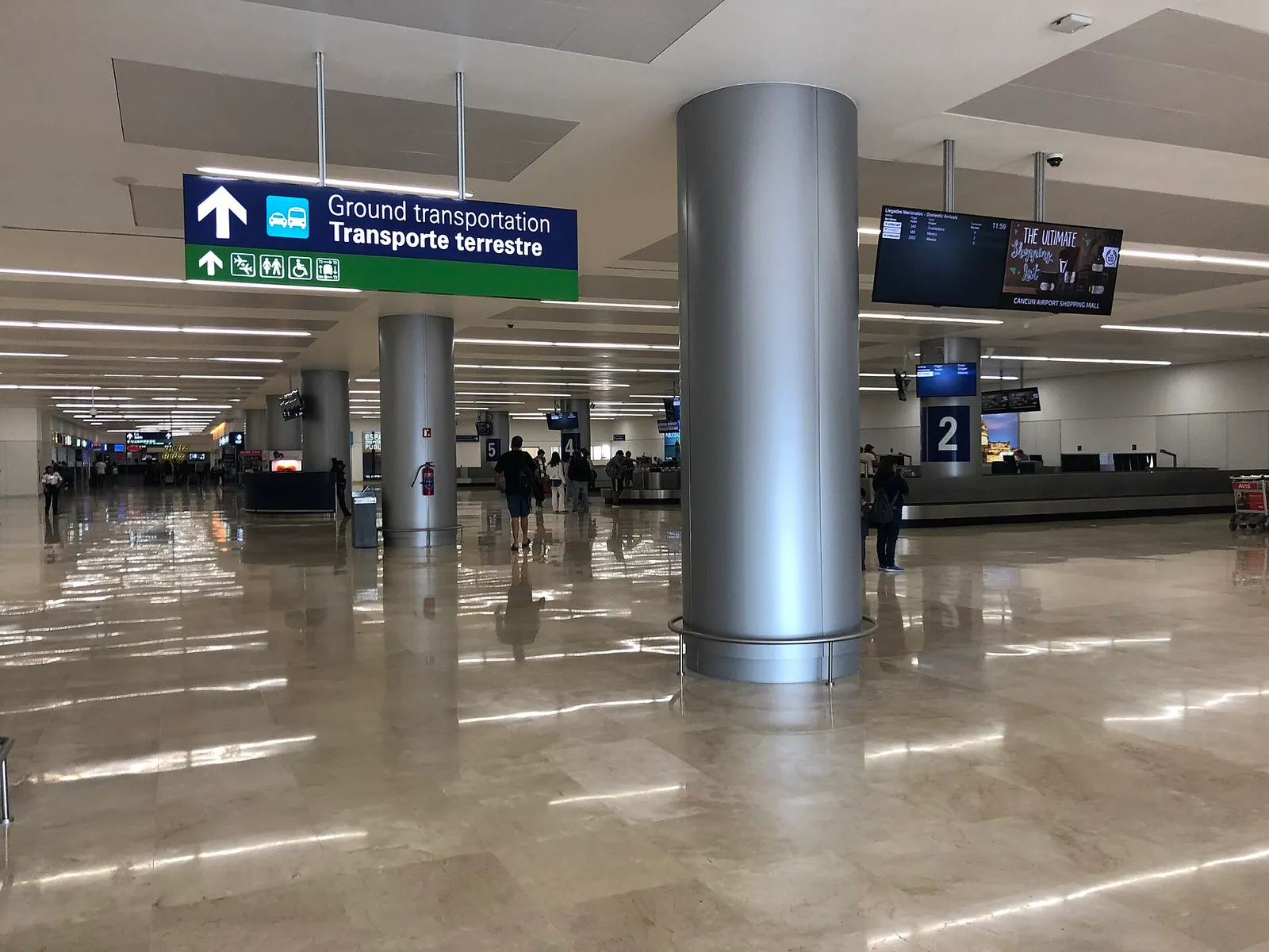 Wide view of Terminal 4 at Cancún International Airport, showing its contemporary terminal architecture.