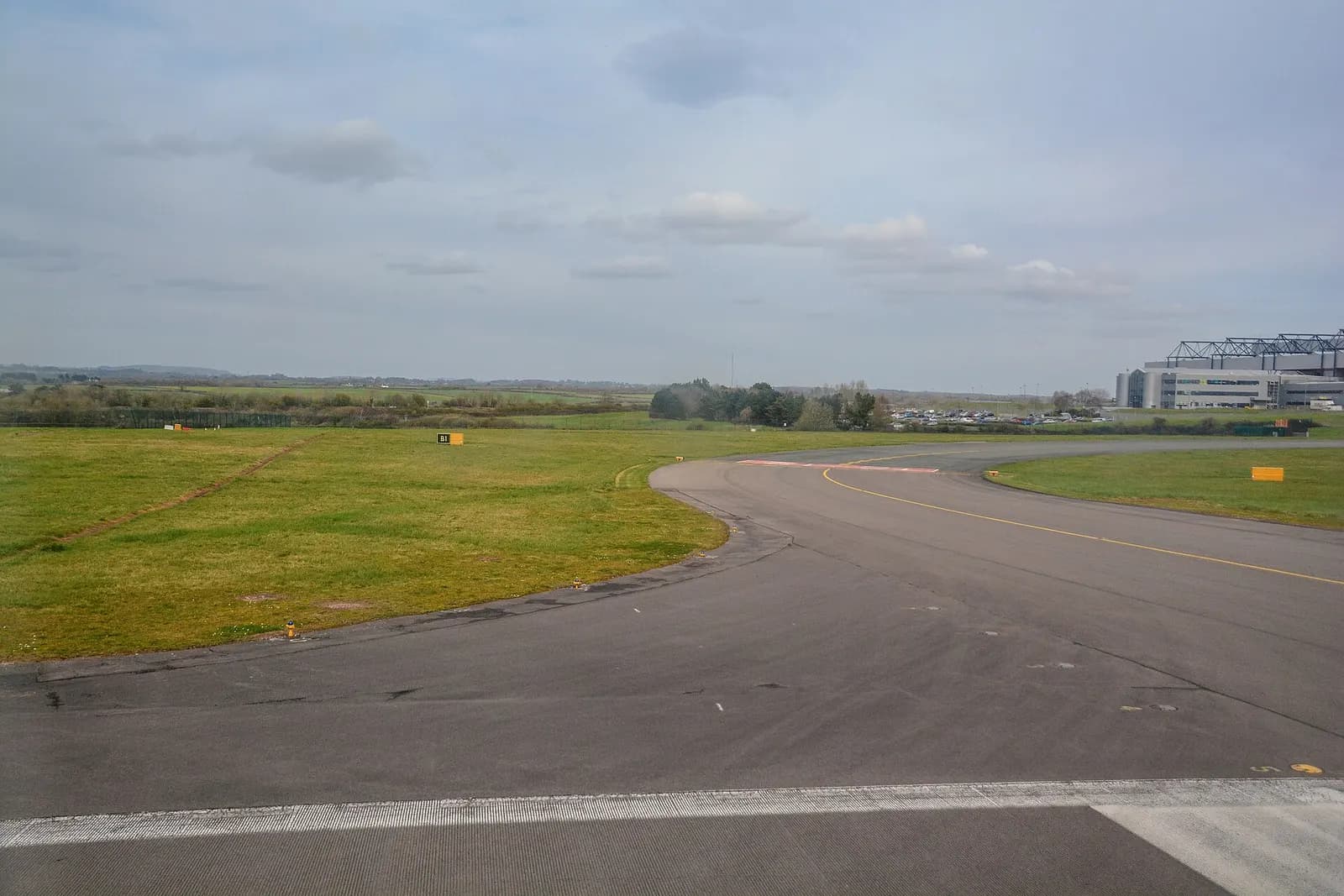 Cardiff Airport : Taxiway