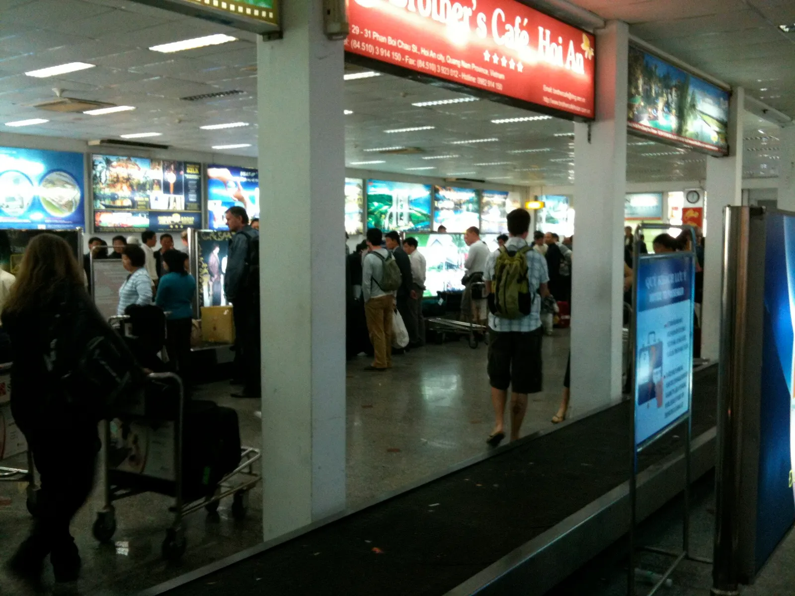 The arrivals section of Da Nang International Airport (the domestic terminal). Two baggage conveyors can be seen.