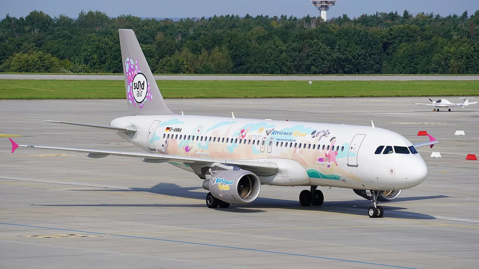 Der Airbus A320-214 der Fluggesellschaft Sundair mit dem Kennzeichen D-ANNA nach einem Flug von Heraklion/Iraklio nach Dresden auf dem Flughafen Dresden. Das Flugzeug landete auf der Bahn 22.