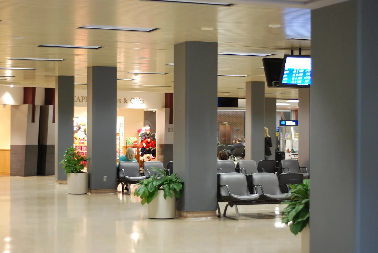 Interior lobby seating and a shop bay at Des Moines International Airport.