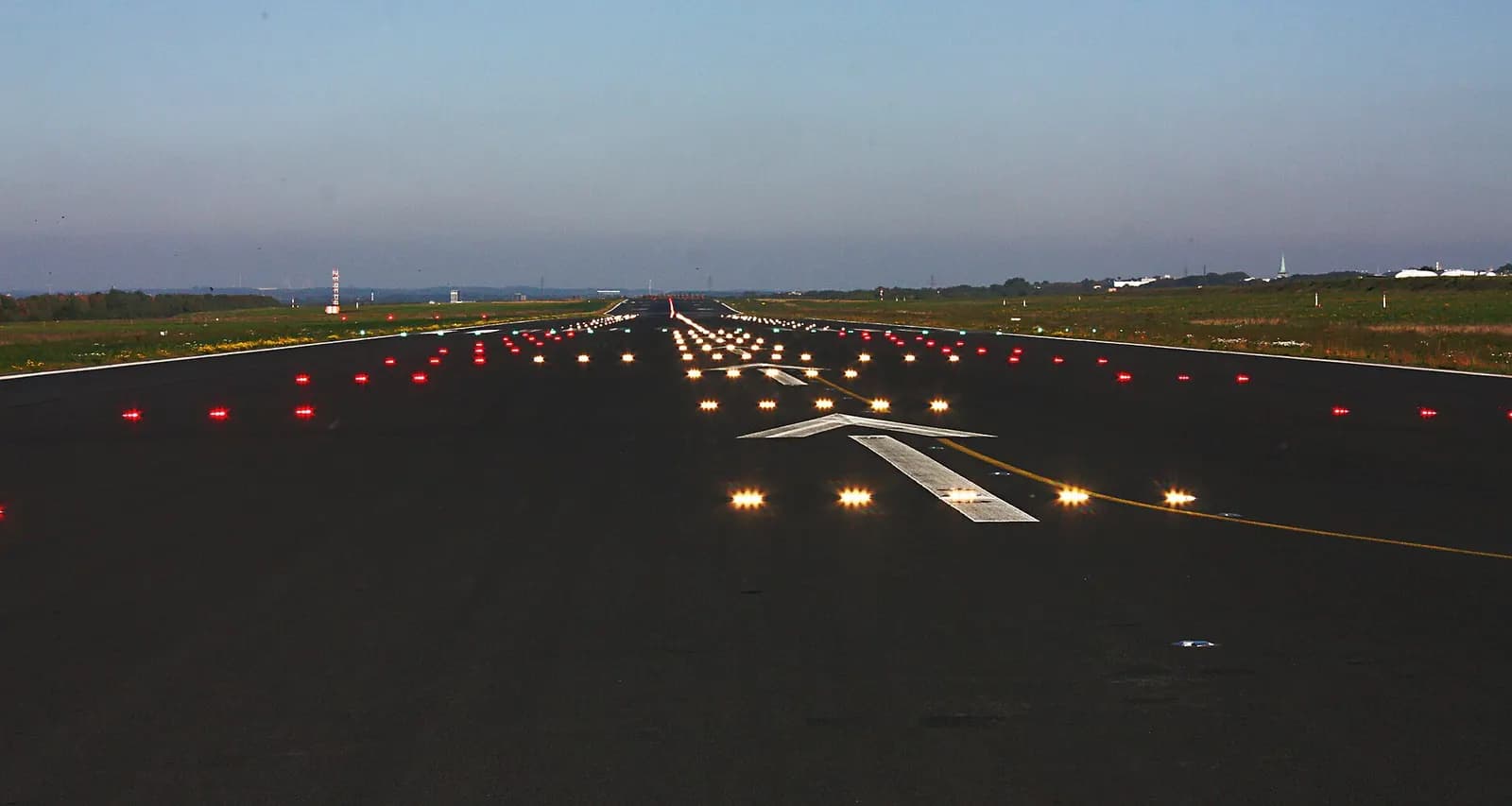 Runway 06/24 in Dortmund airport