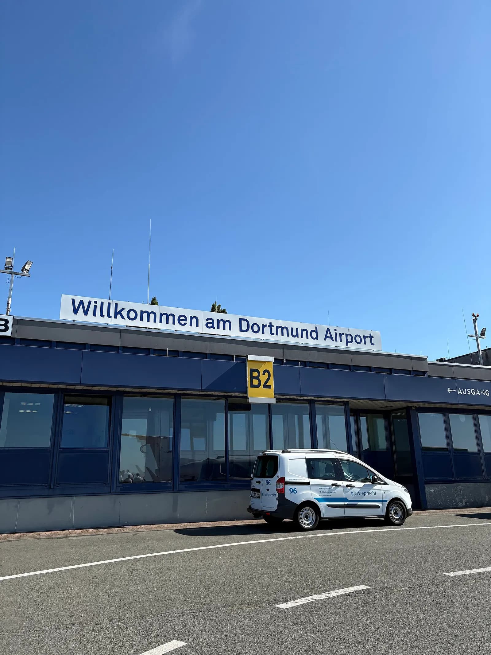 Außenansicht des General Aviation Terminal (GAT) am Flughafen Dortmund. Das Gebäude trägt die Kennzeichnung B2.