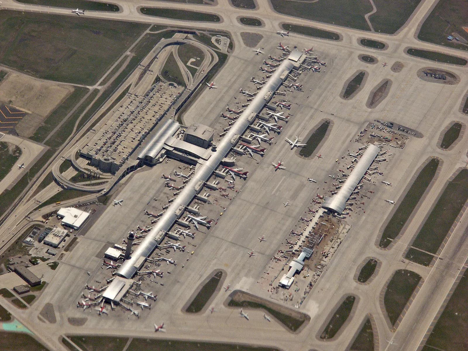 Aerial photograph of Edward H. McNamara Terminal, Detroit Metropolitan Wayne County Airport (DTW), Michigan, USA.