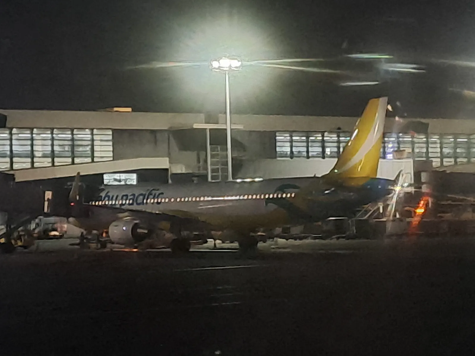 Cebu Pacific A321-211 at MNL ( RP-C4114 ; 5J 975 - MNL-DVO)