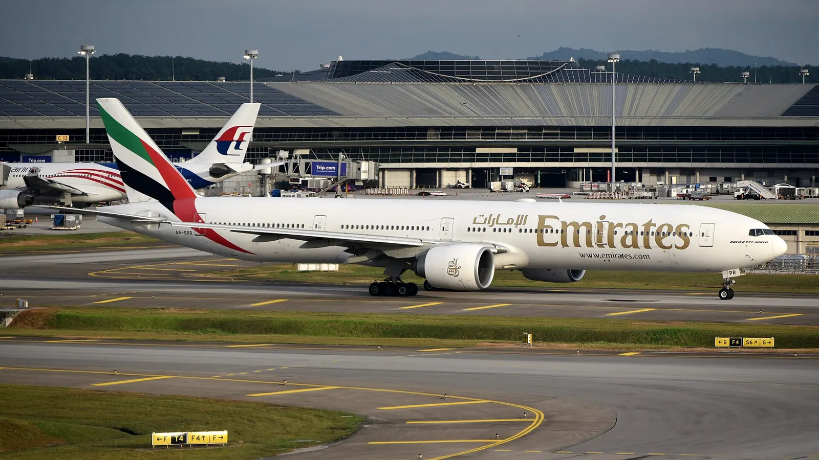 Emirates Boeing 777-31H(ER) A6-EPR taxiing at Kuala Lumpur International Airport (KUL/WMKK), near Kuala Lumpur, Malaysia, on departure for Dubai International Airport (DXB/OMDB), Dubai, United Arab Emirates, as EK347