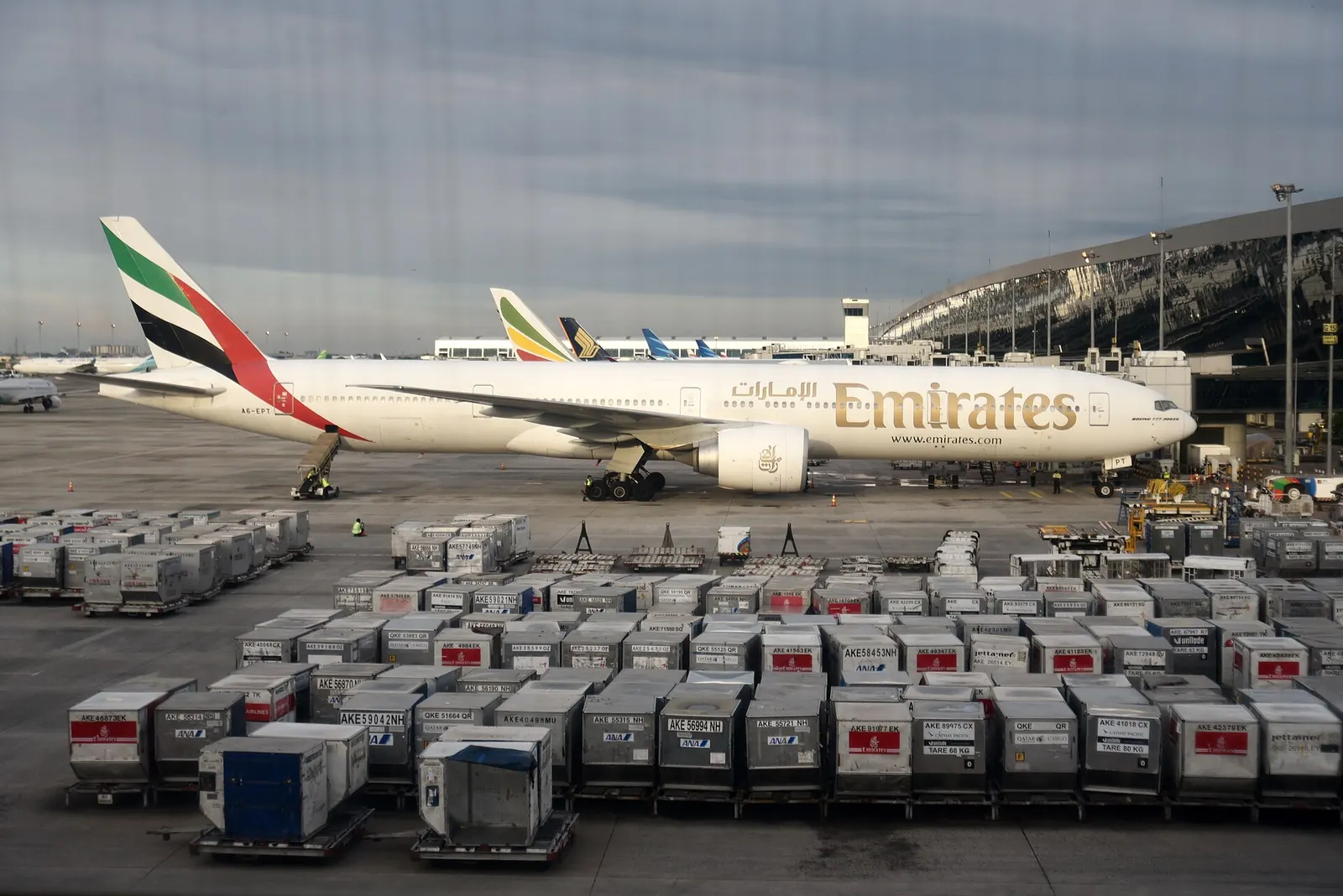 Emirates Boeing 777-31H(ER) A6-EPT pausing at Terminal 3, Soekarno–Hatta International Airport (CGK/WIII) near Jakarta, Indonesia, between arriving from Dubai International Airport (DXB/OMDB), Dubai, United Arab Emirates, as EK356, and departing for the same airport as EK357