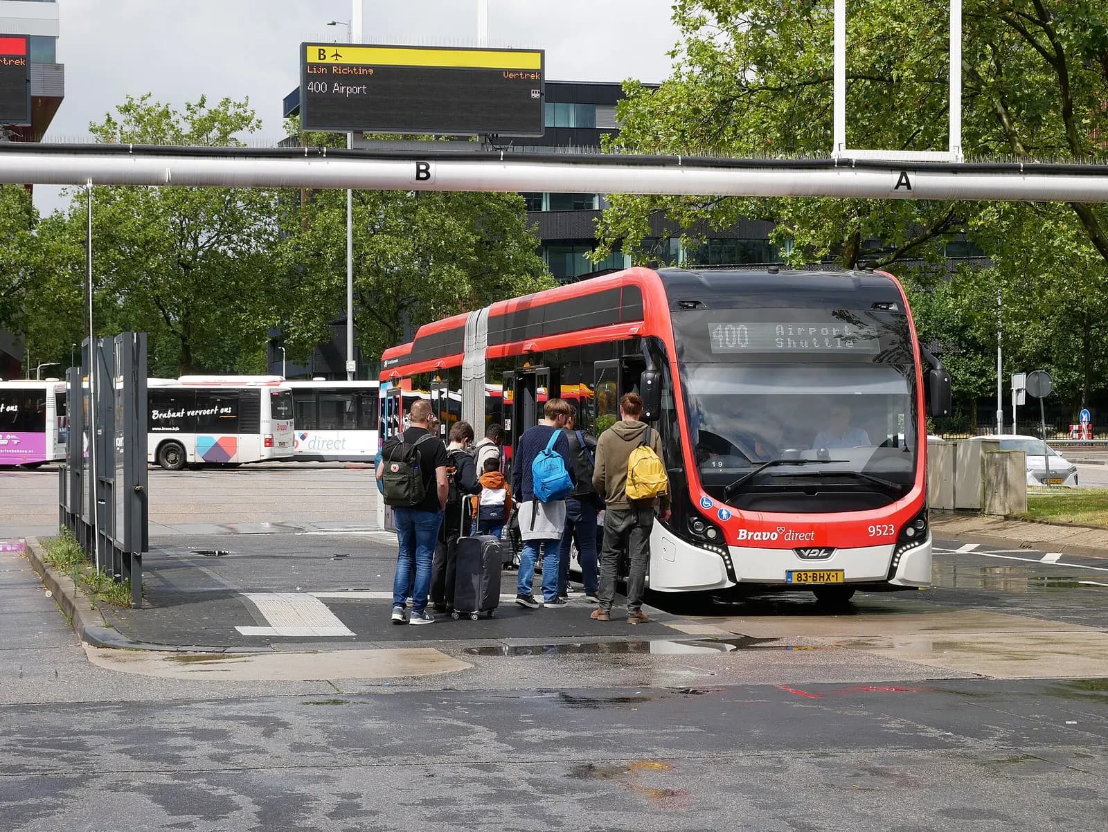 Hermes Bravodirect electric bus on line 400 to Eindhoven Airport at Eindhoven Centraal Neckerspoel.