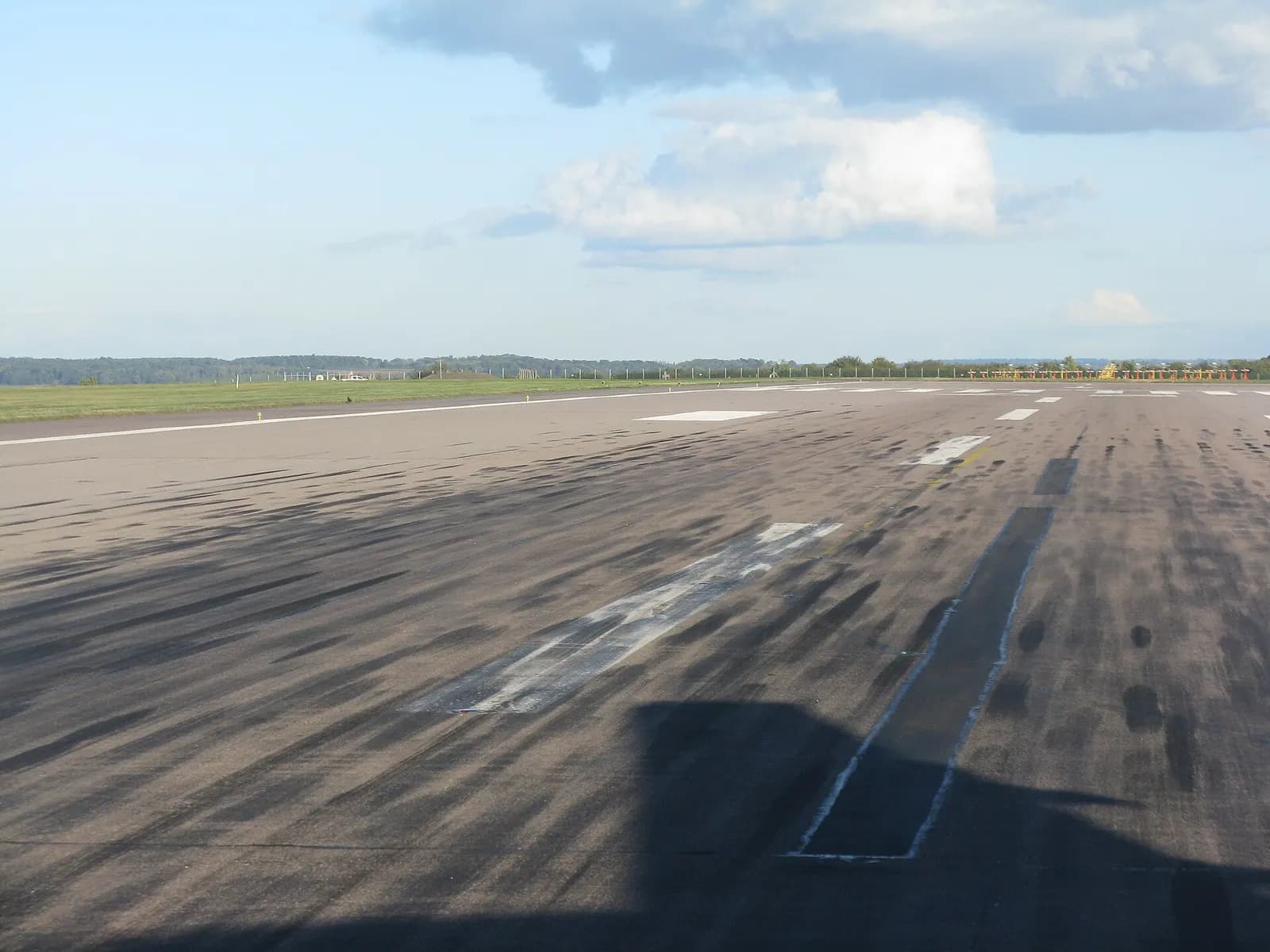 Runway 09/27 at East Midlands Airport
