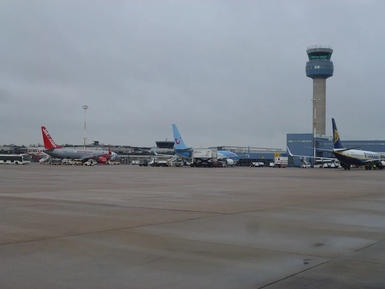 East Midlands Airport control tower with aircraft on the apron