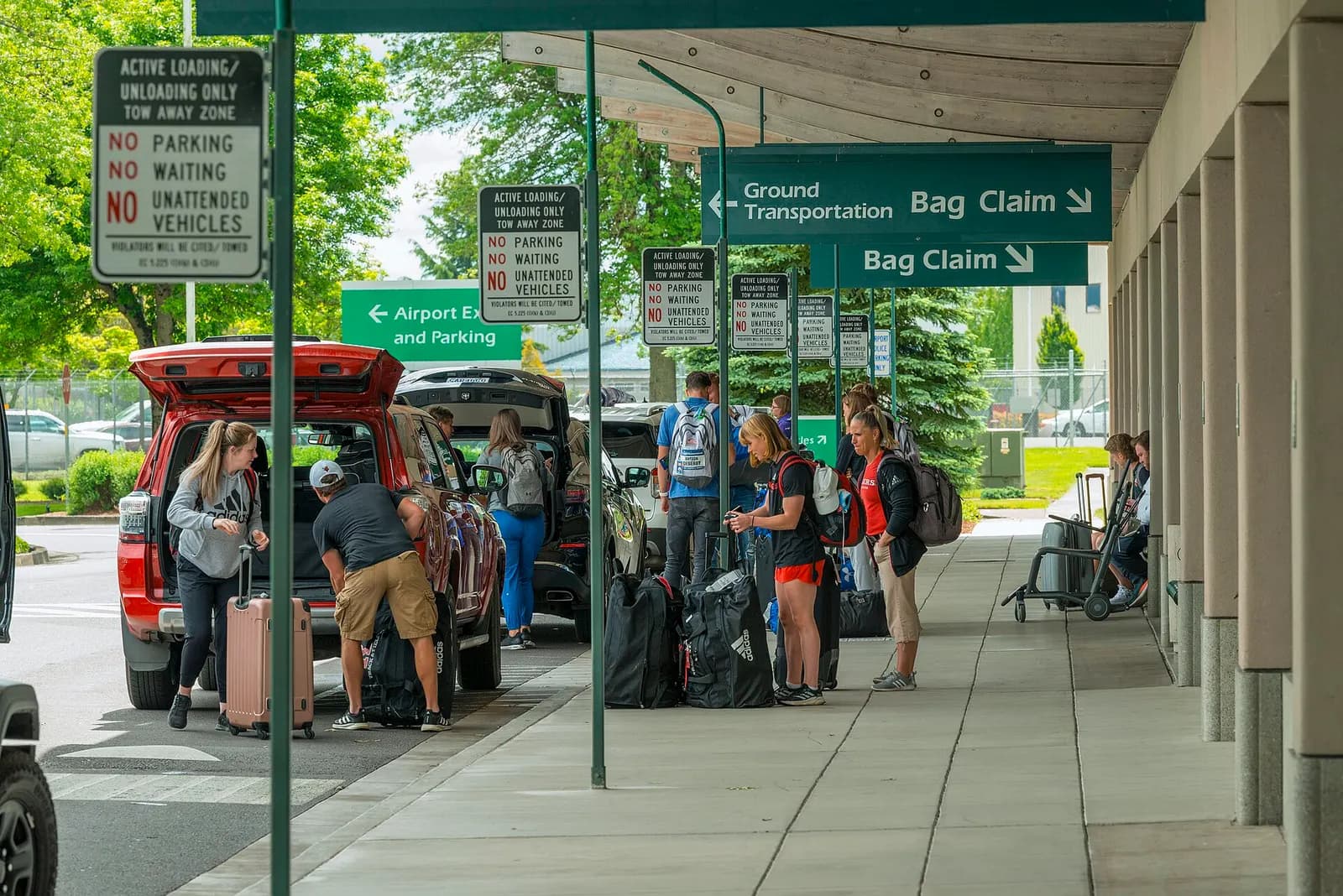 Bag-claim and ground-transport curb at Eugene Airport in June 2022.