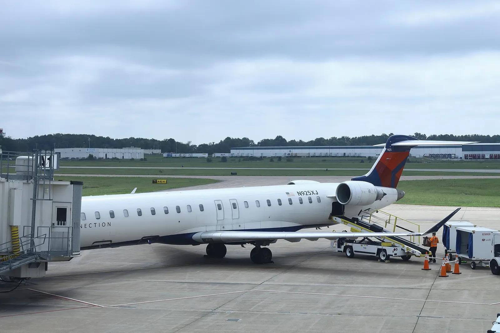 Delta Connection Bombardier CRJ900 N925XJ on the Evansville Regional Airport ramp in August 2024.