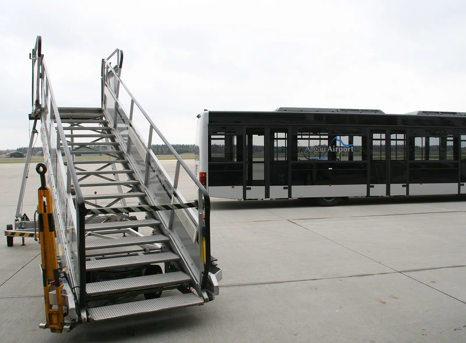 Apron and terminal frontage at Flughafen Memmingen