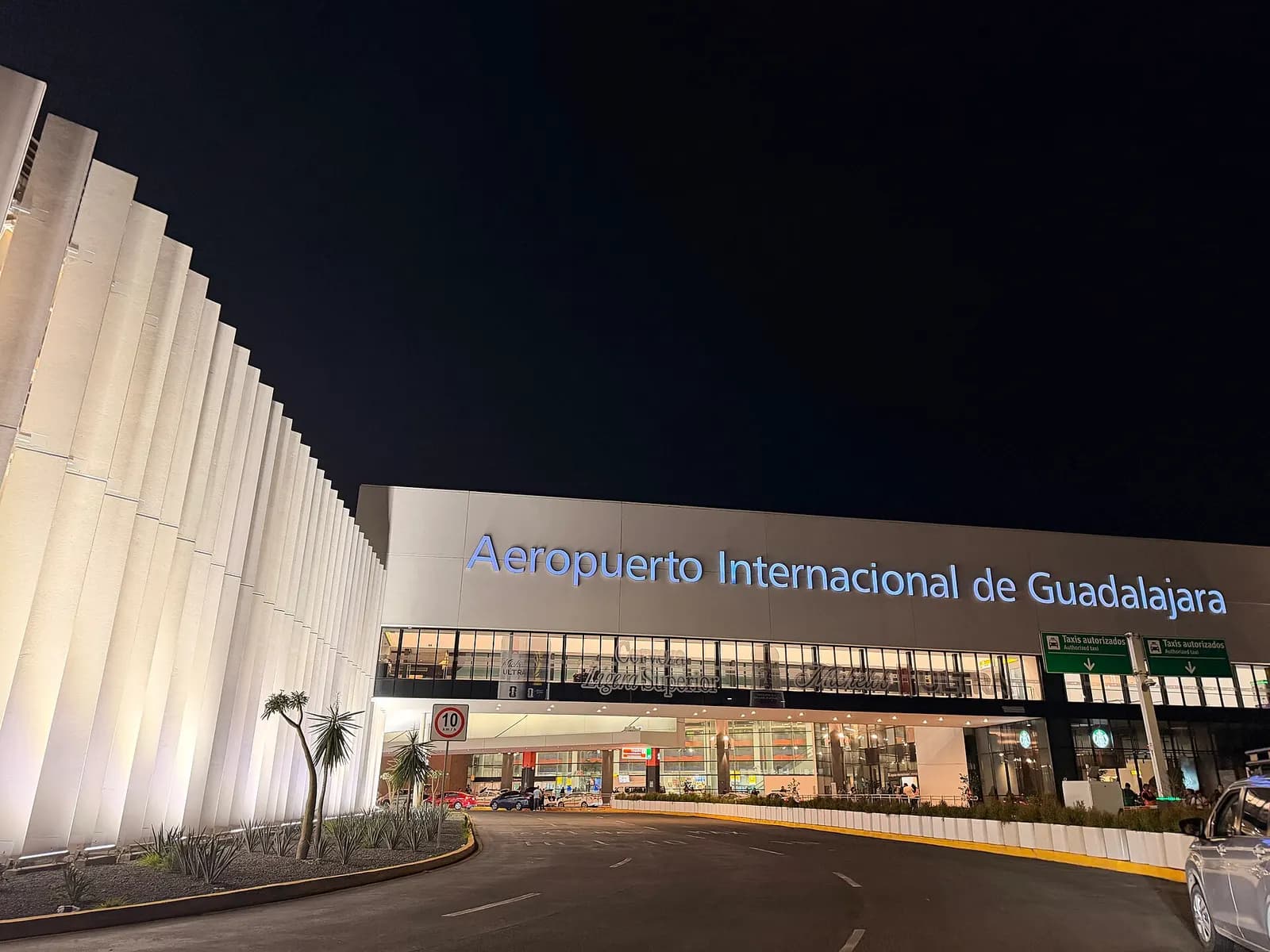 Night picture of the Guadalajara International Airport