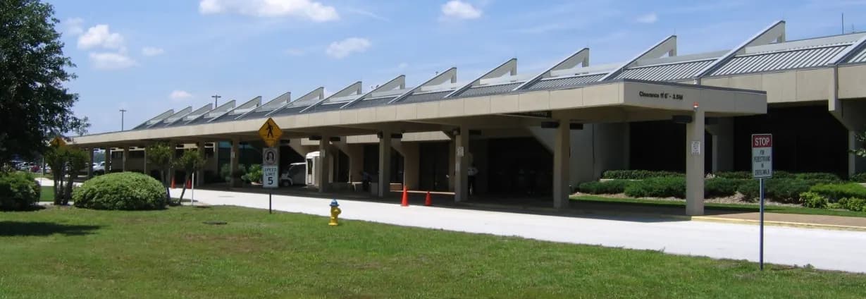 Former curb front of Gainesville Regional Airport’s passenger terminal, May 2005.