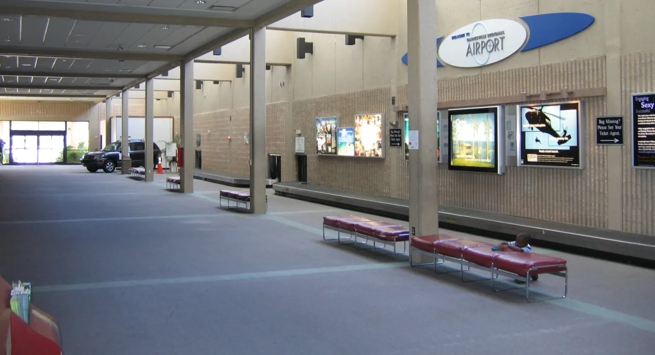 West lobby inside Gainesville Regional Airport, May 2005, before the 2021 expansion.