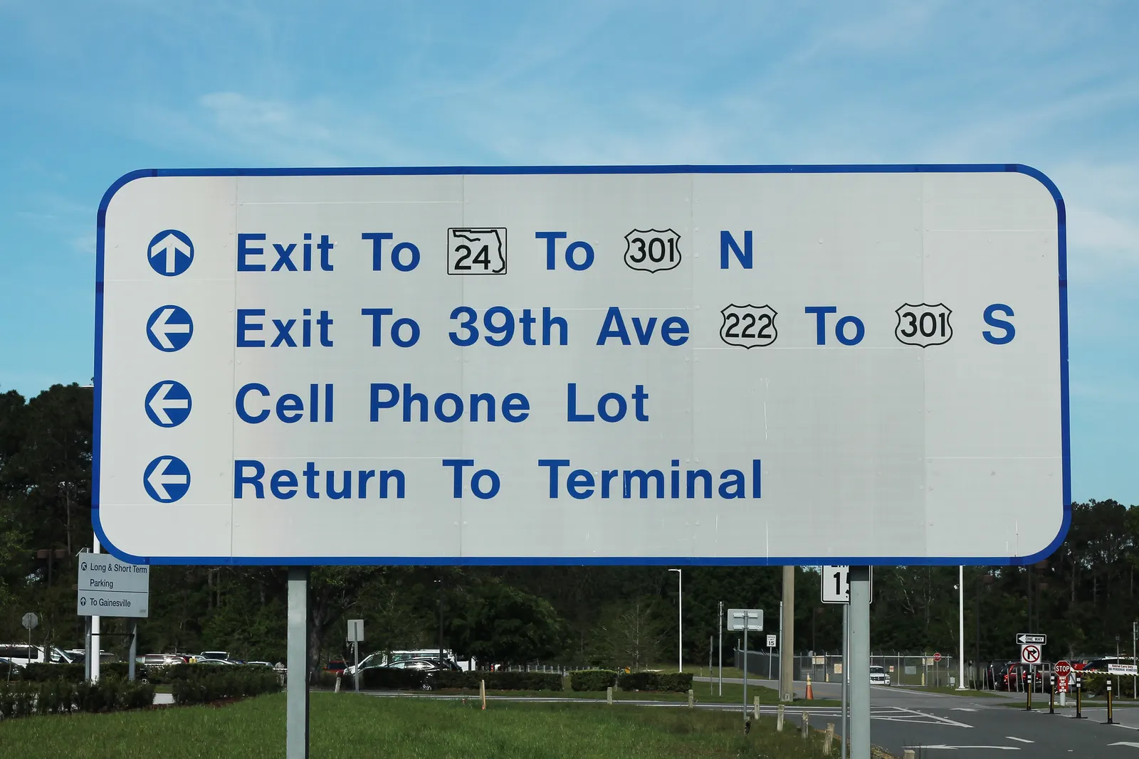 Florida direction sign for Gainesville Regional Airport on US-222, April 2018.